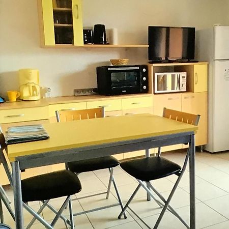 Appart De Vacances Saint-Pierre-la-Mer  Екстериор снимка